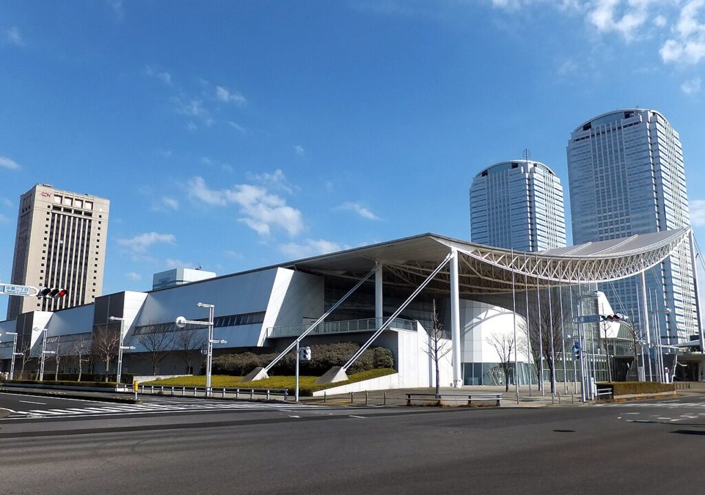 中瀬2丁目交差点から見た幕張メッセ国際展示場の外観と白いキャノピー、背後の高層ビル