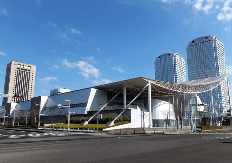 中瀬2丁目交差点から見た幕張メッセ国際展示場の外観と白いキャノピー、背後の高層ビル