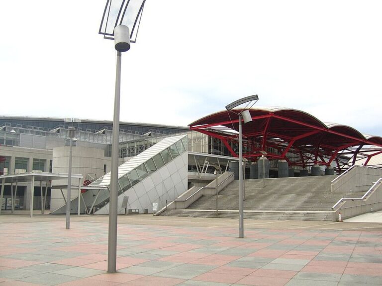 幕張メッセ 国際展示場の中央エントランス