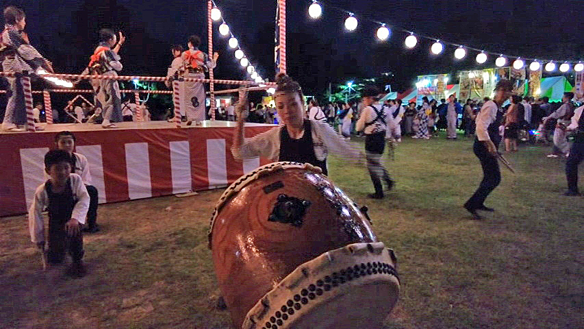 真砂一丁目団地の夏祭りでやぐら前の太鼓と盆踊りを楽しむ参加者