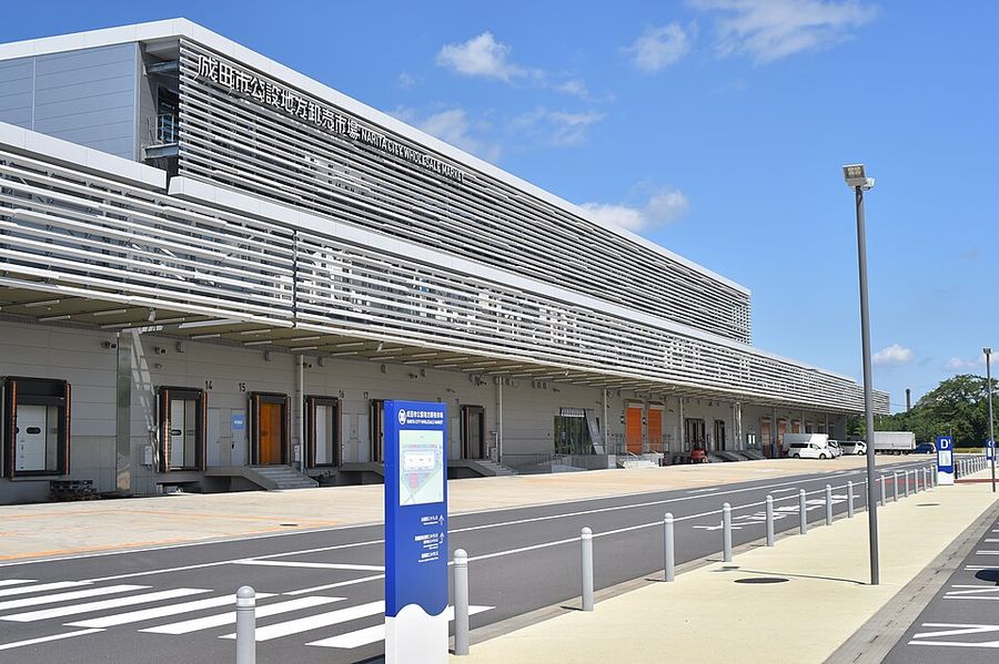 成田市公設地方卸売市場の搬入口と案内サイン