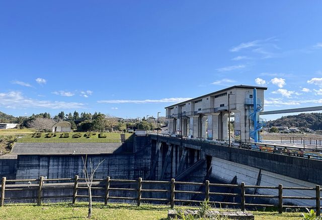 高滝ダムの記念館側から見た堤体
