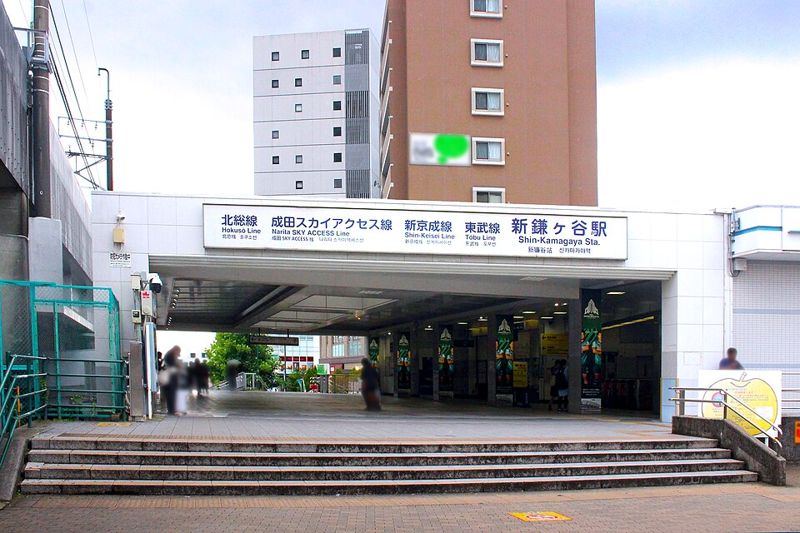 新鎌ヶ谷駅東口の駅舎と4路線が並んだ駅名標
