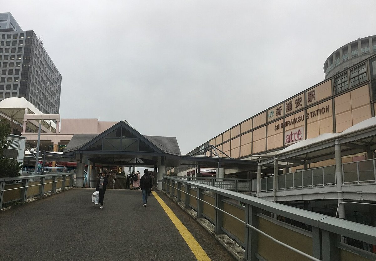 新浦安駅南口とペデストリアンデッキ