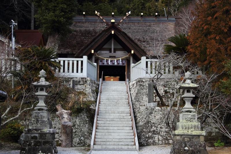 高家神社の参道。石灯籠が左右に立ち、中央のまっすぐな石段の上に茅葺きの拝殿が見える