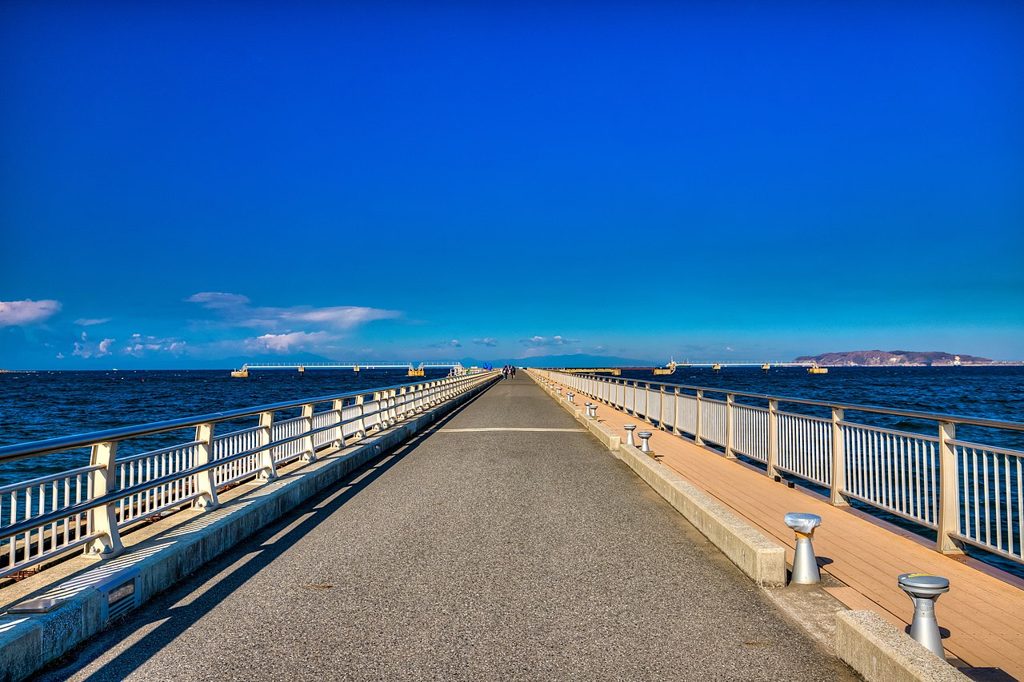 北条海岸から海へ伸びる館山夕日桟橋
