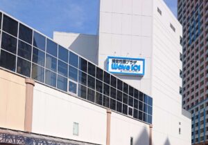 浦安市民プラザWave101の看板が掲げられた建物外観