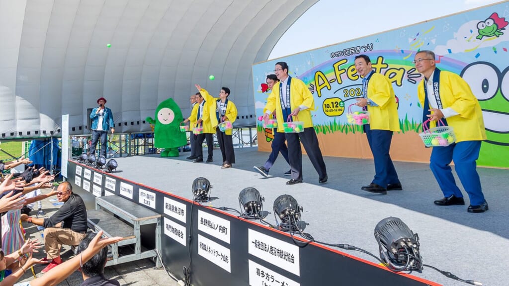 A-Festaのオープニングセレモニーのボール投げ