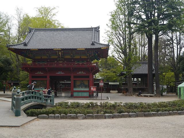 根津神社の楼門と前の広場