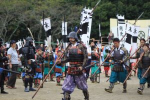 甲冑に身を包み、槍と旗指物を持った武者たちが列をつくって進む大多喜お城まつりの武者行列