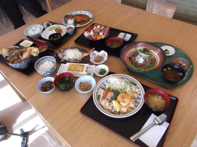 市場の関連棟の食堂で提供される定食や海鮮の料理