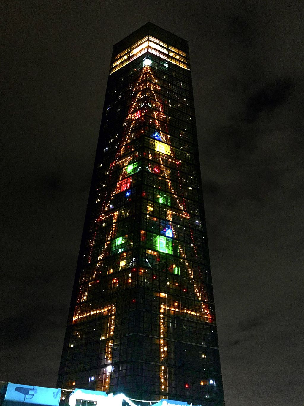 夜の千葉ポートタワー。建物の窓を一枚ずつ点灯させて、タワーの正面全体に大きなクリスマスツリーの形が浮かび上がっている。