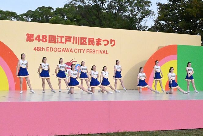 第48回江戸川区民まつりのステージでチアダンスを披露する出演者
