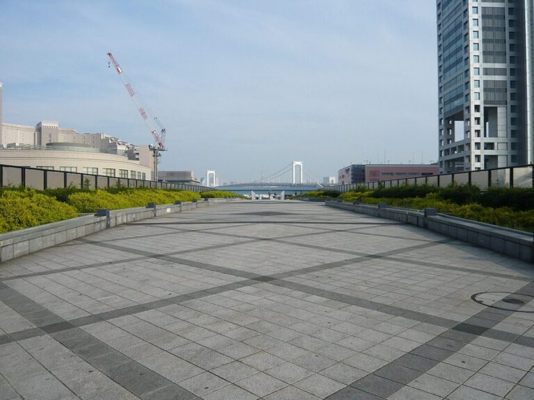 お台場のシンボルプロムナード公園のデッキ