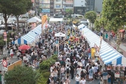 五反田駅東口ロータリーに屋台のテントが並び、来場者で埋まった過去のゴタフェス