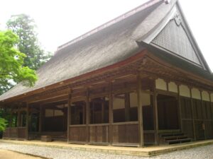 飯高寺の講堂。茅葺きの大屋根と、ステージになる幅の広い広縁が正面に見える