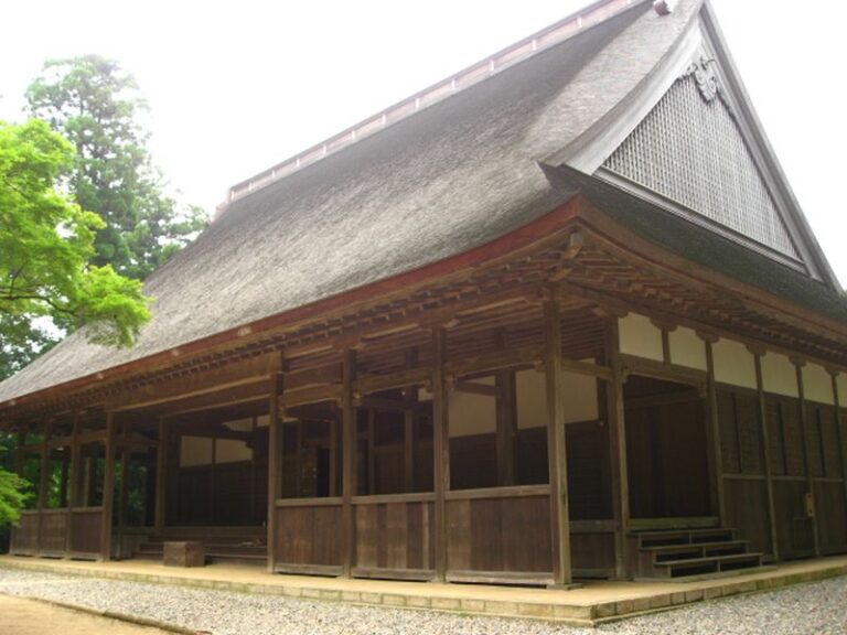 飯高寺の講堂。茅葺きの大屋根と、ステージになる幅の広い広縁が正面に見える