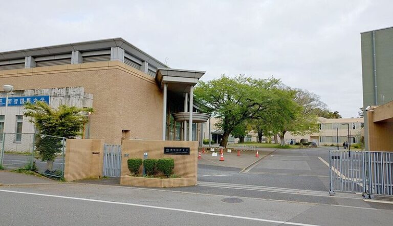 開智国際大学の正門と校舎