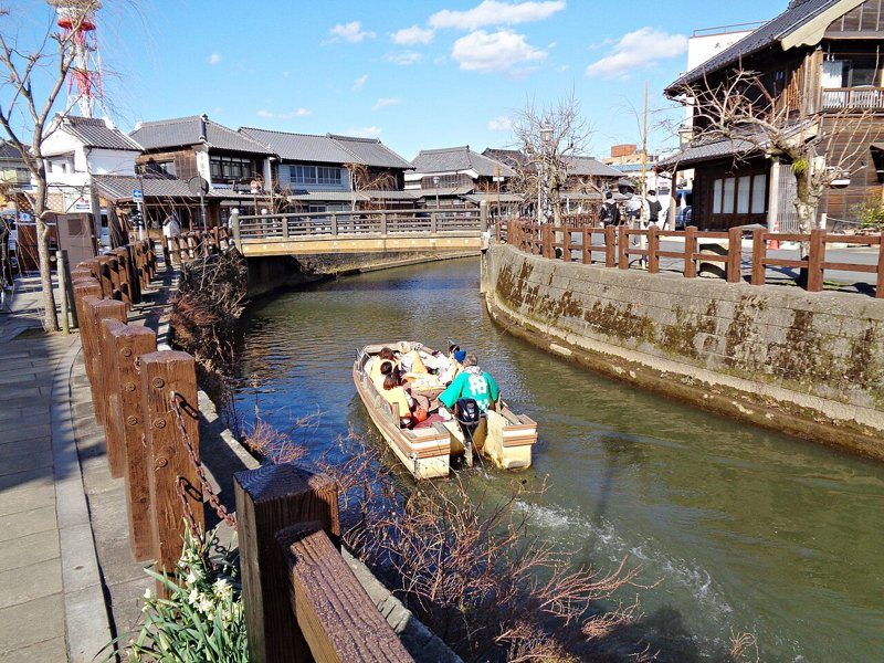 佐原の小野川を進む舟と川沿いの遊歩道
