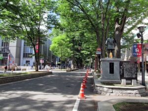 府中駅北側のけやき並木通りと徳川家康像