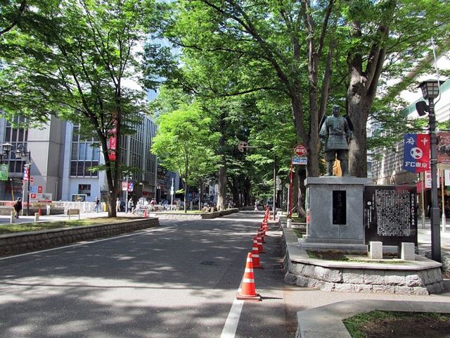 府中駅北側のけやき並木通りと徳川家康像