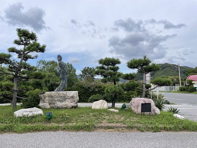 菱川師宣記念館の敷地に立つ見返り美人像