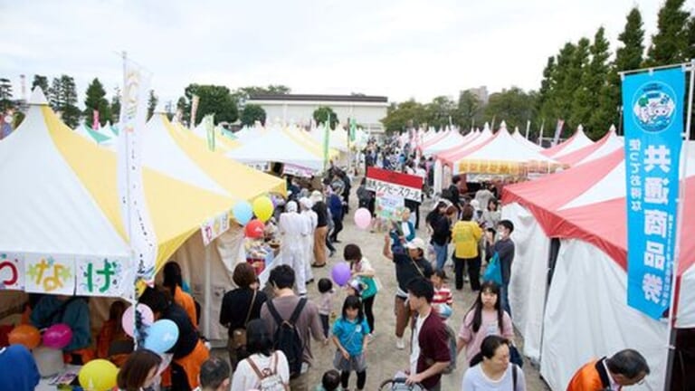 練馬まつりの会場に出展ブースのテントが並ぶ様子