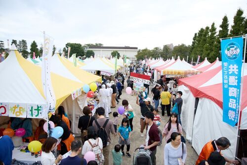 練馬まつりの会場に白いテントの出展ブースが並び来場者が行き交う様子