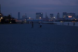 夜のお台場海浜公園の砂浜