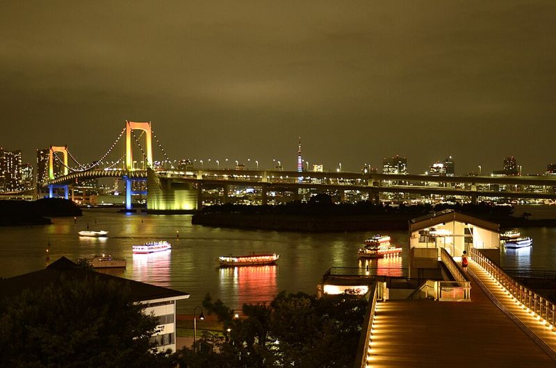 お台場から見たレインボーブリッジと東京タワーの夜景