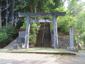 小河内神社の鳥居と参道の石段（東京都奥多摩町）