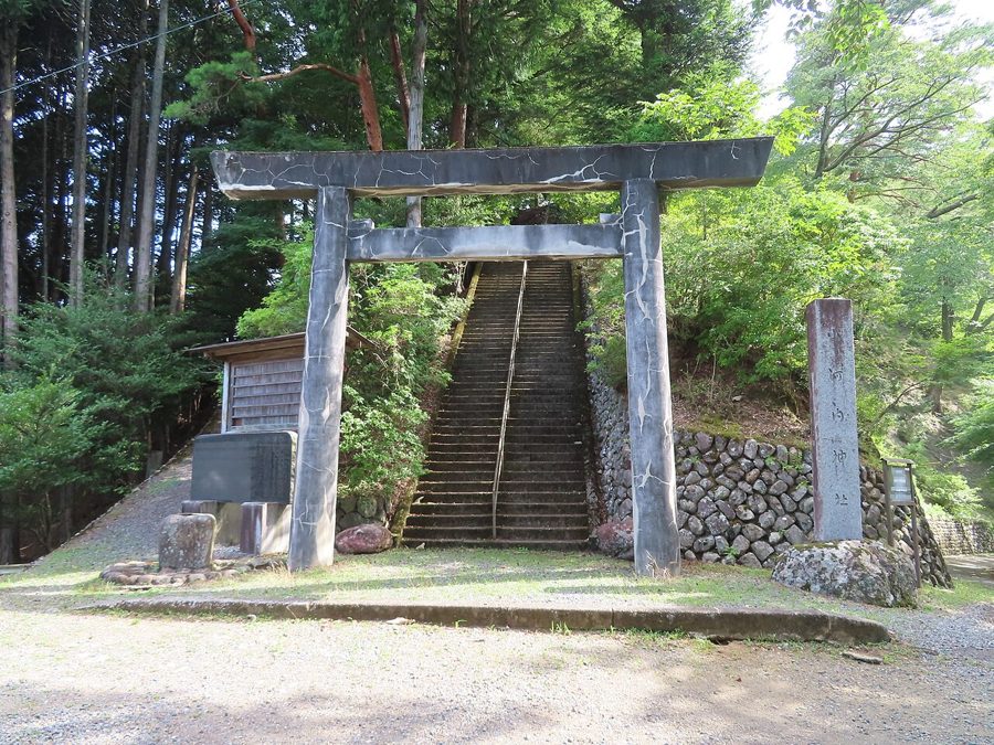 小河内神社の鳥居と参道の石段（東京都奥多摩町）