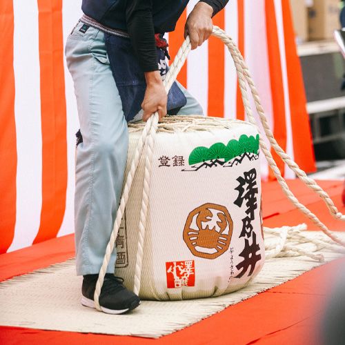 澤乃井の酒樽に菰を巻く実演