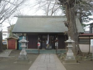 蘇我比咩神社の本殿。石畳の参道の先に社殿が建ち、両脇に石灯籠と大きな木が立っている