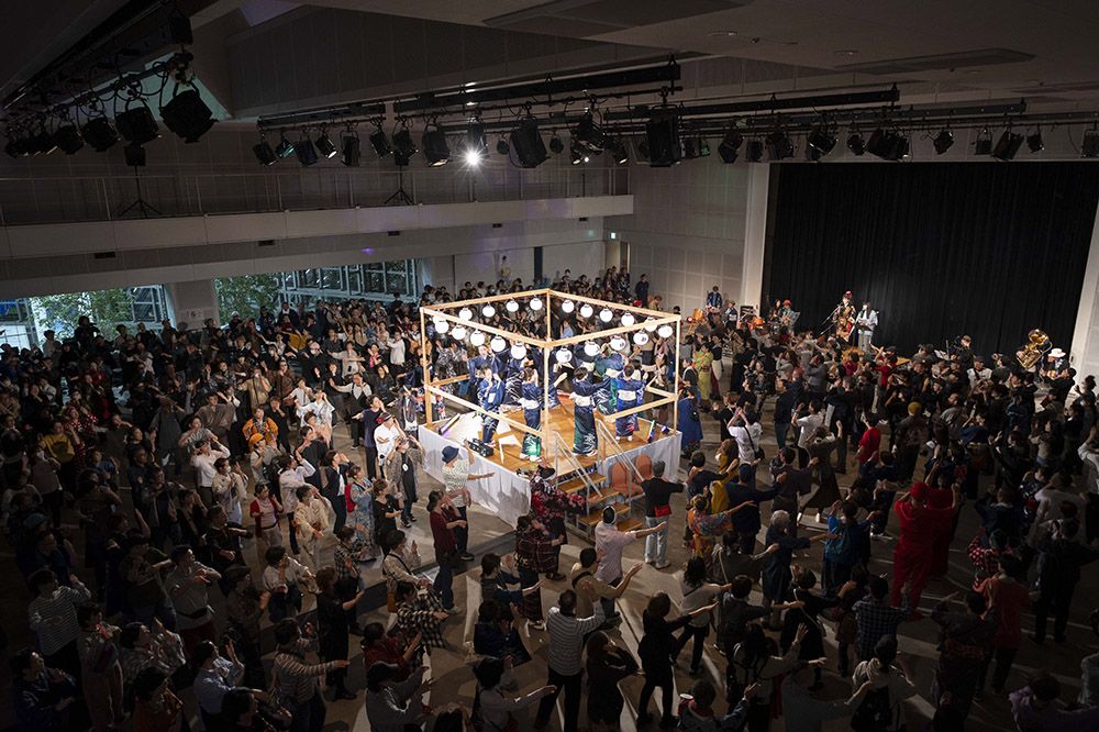 2025年のすみゆめ踊行列で、屋内ホールに組んだやぐらを囲んで踊る来場者