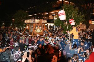 サンサンロードを進む立川よいと祭りの万灯みこし