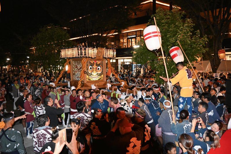 サンサンロードを進む立川よいと祭りの万灯みこし