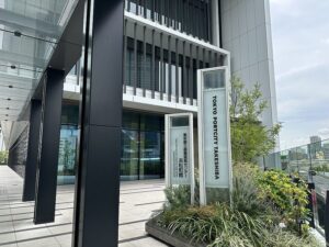 東京ポートシティ竹芝のエントランスと施設サイン