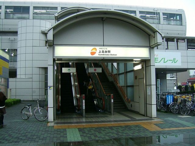 多摩モノレール上北台駅のバスターミナル側入口