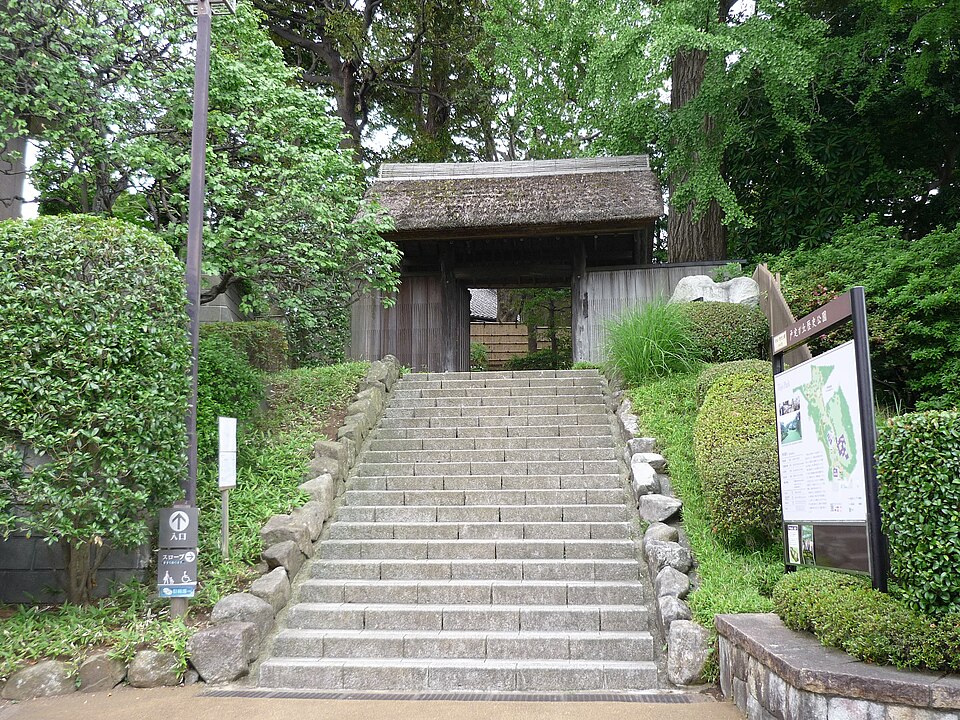 戸定邸の入口へ続く石段
