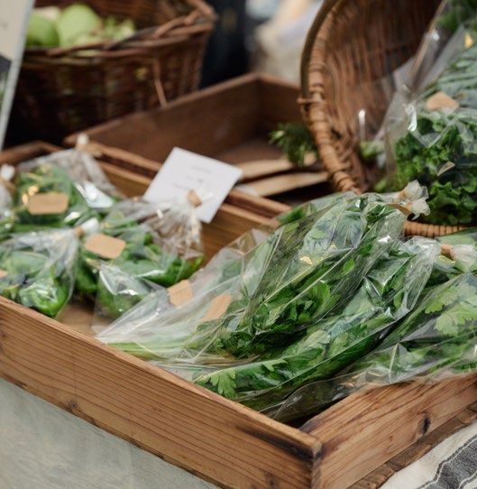 木箱に並んだ東京産の葉物野菜