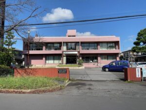 利根運河交流館の外観。江戸川河川事務所運河出張所の建物の1階に入っている