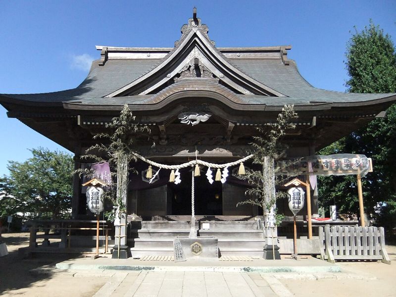 八日市場の八重垣神社の拝殿。唐破風の屋根にしめ縄が張られ、両脇に提灯が下がっている