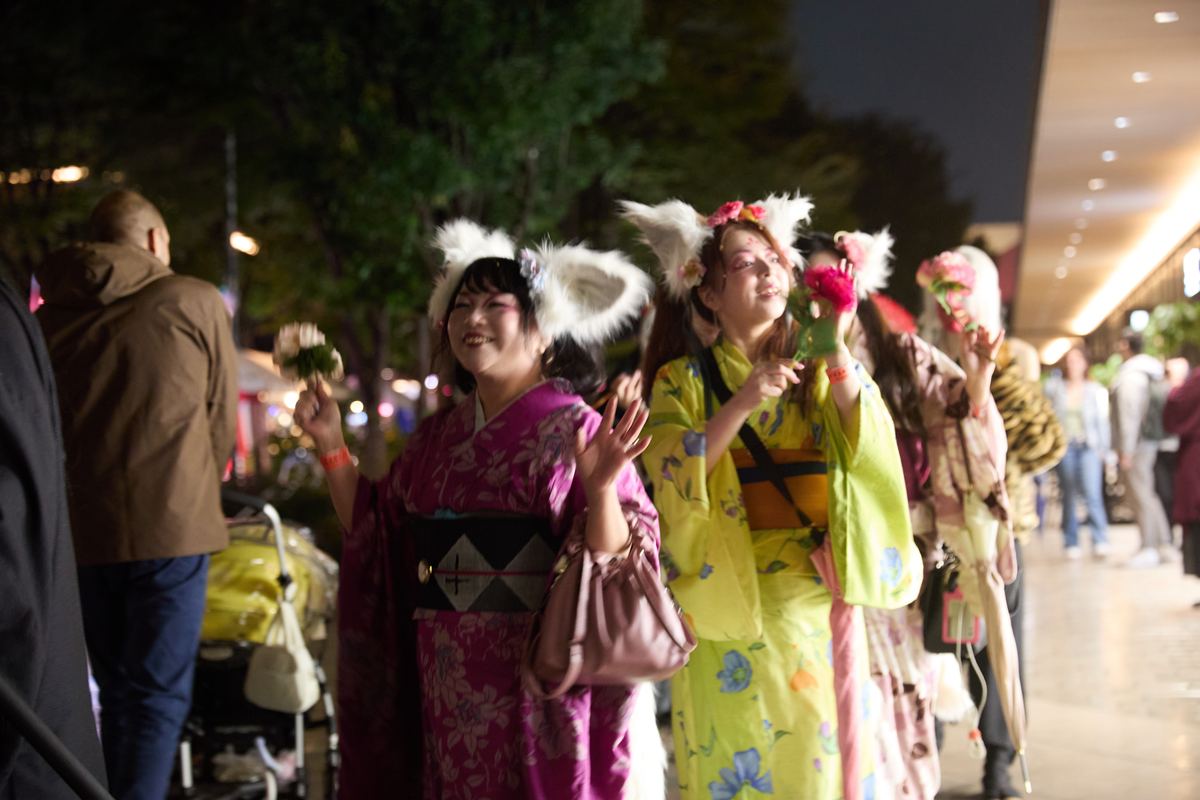 妖怪盆踊りの会場で、猫耳などの妖怪の仮装に浴衣姿で並ぶ参加者