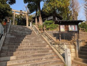 雪ヶ谷八幡神社の参道の石段と鳥居