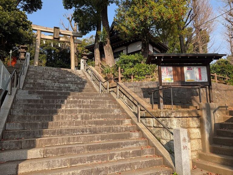 雪ヶ谷八幡神社の参道の石段と鳥居