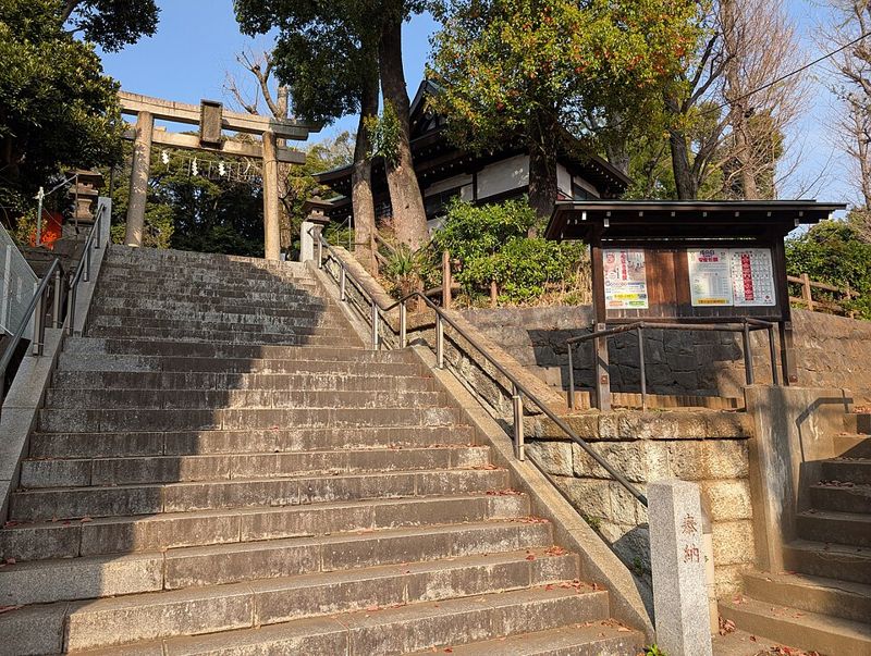 雪ヶ谷八幡神社の参道の石段と鳥居