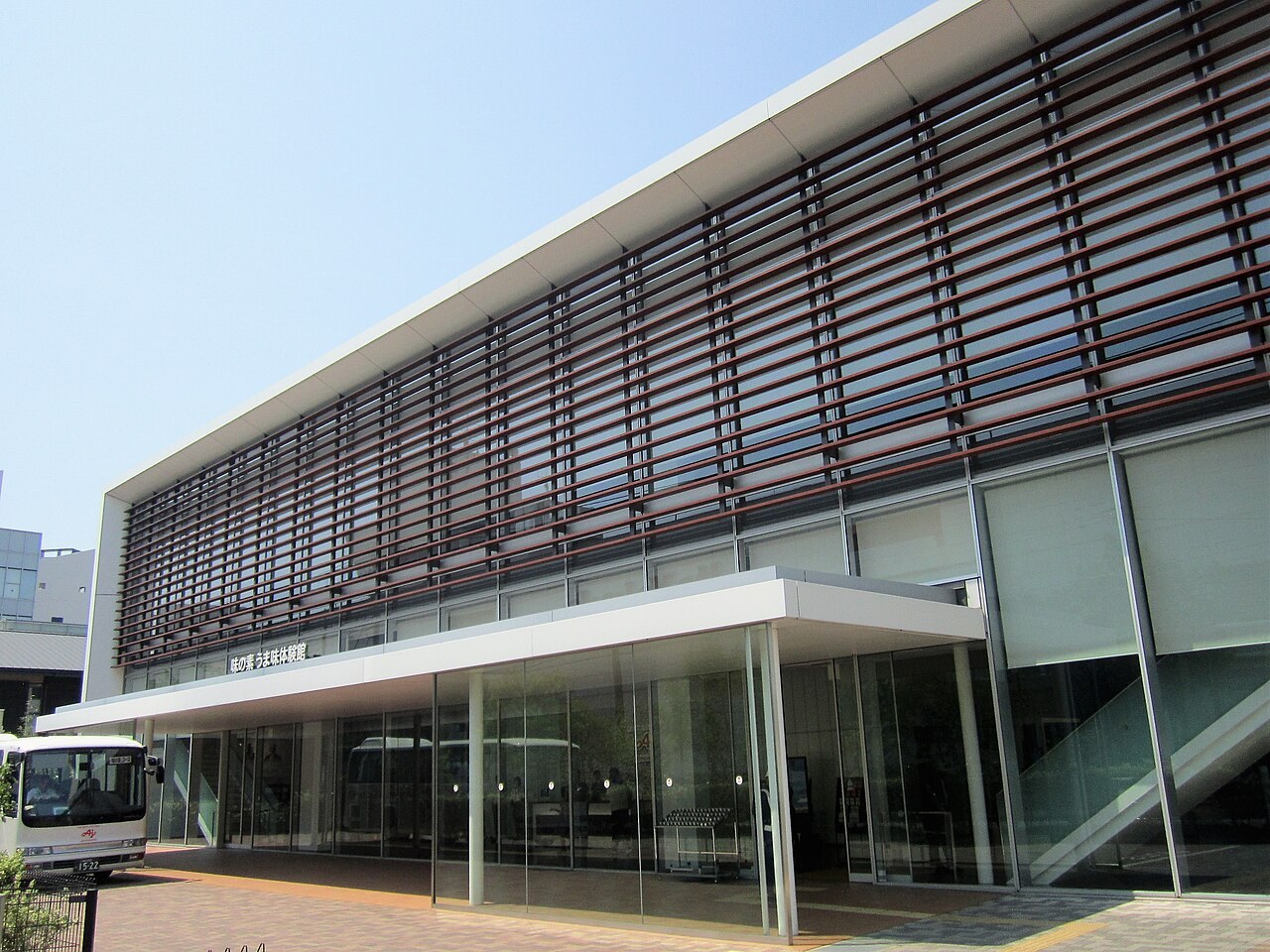味の素グループうま味体験館の入口と建物外観(2019年撮影)
