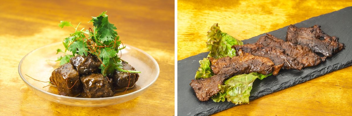 ガラスの器に盛った茜身の角煮とパクチー（左）と、黒い皿にレタスと並べた茜身のタレ焼き（右）