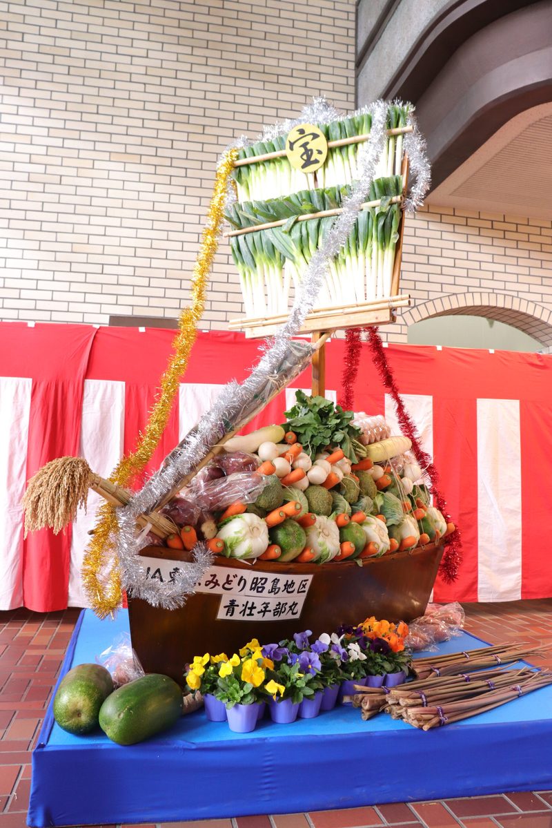 野菜や果物を積み上げて船の形に飾った宝船